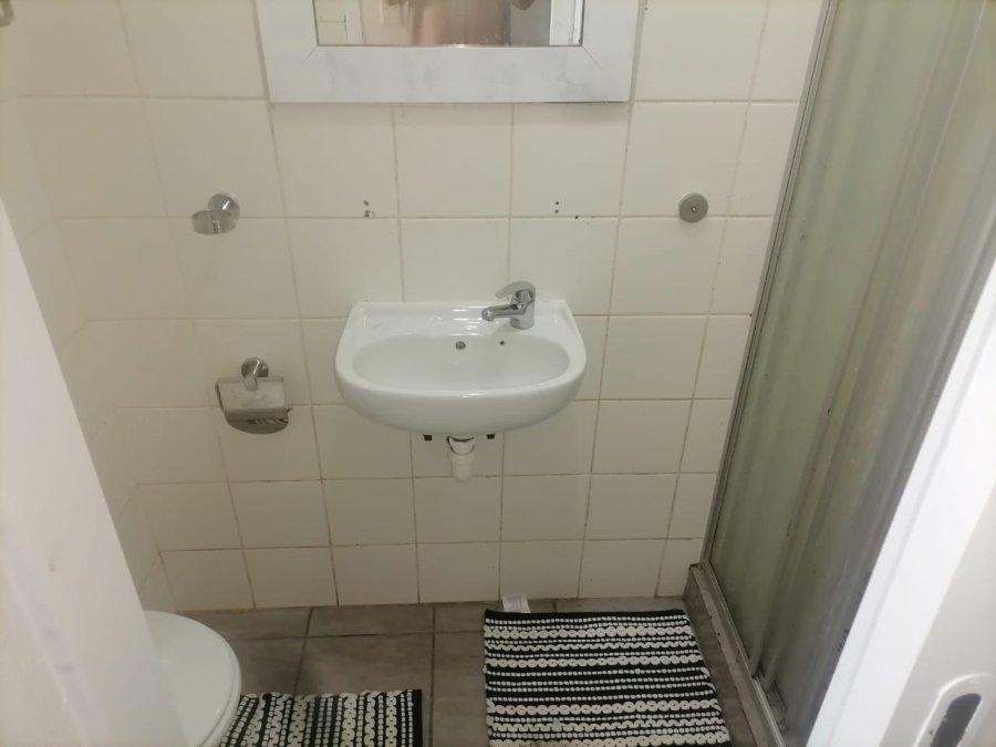 To Let 1 Bedroom Property for Rent in Zonnebloem Western Cape